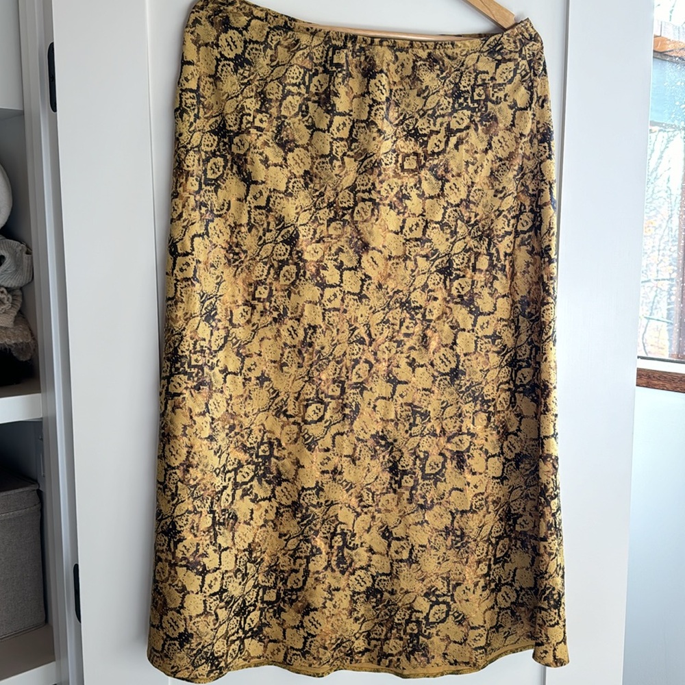 buy 1 get 1 free = or lesser price  Anthropologie  “snakeskin” patern Midi - Picture 3 of 8